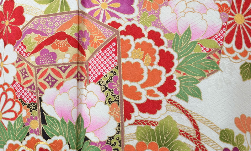 振袖（白地の貝桶模様）