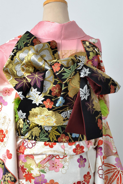 振袖（白地の貝桶模様）