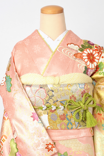 振袖[乙女椿色と若菜色地の菊と貝桶模様]