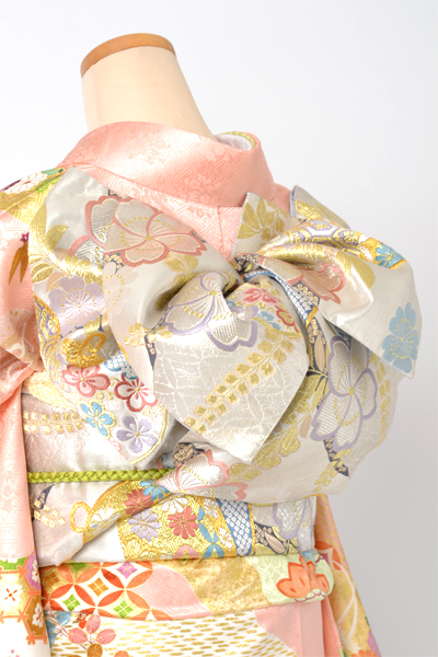 振袖[乙女椿色と若菜色地の菊と貝桶模様]