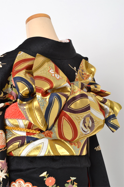 振袖[黒地の笠松模様]