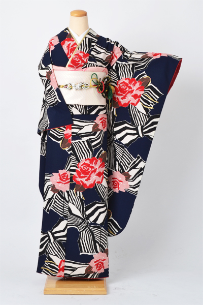 振袖[紺地のバラ模様]