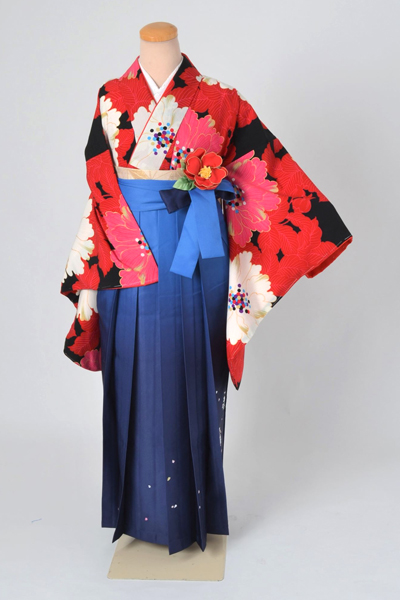 卒業袴［玉城ティナ・黒地の牡丹模様］