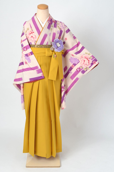 卒業袴［鳥の子色地の牡丹模様］