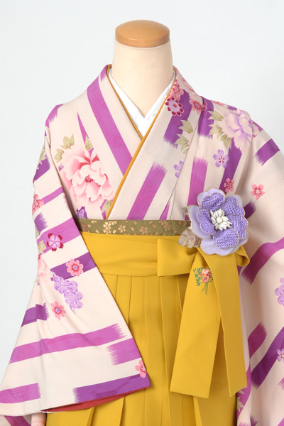 卒業袴［鳥の子色地の牡丹模様］