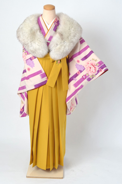 卒業袴［鳥の子色地の牡丹模様］