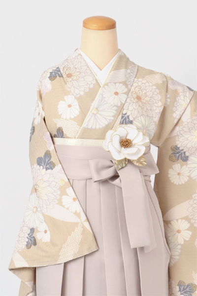 卒業袴[くすみベージュに菊］