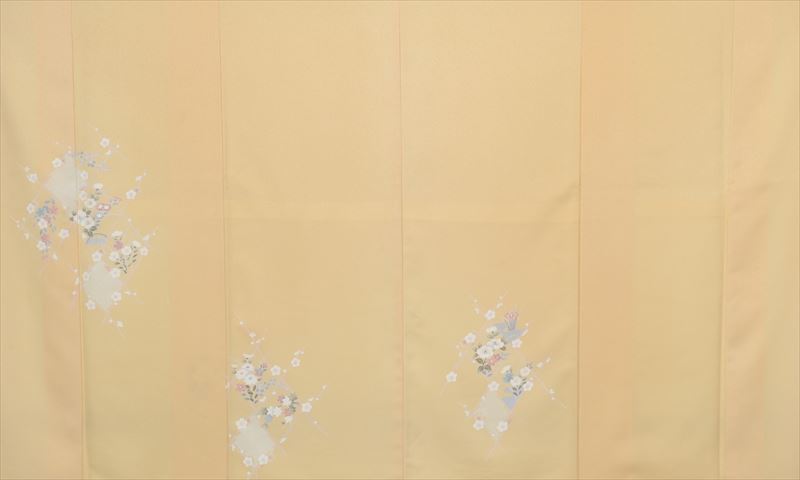 訪問着(卵色・囲み枠)