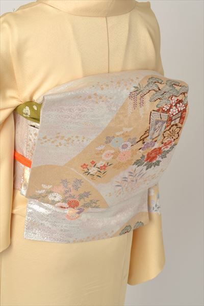 訪問着(卵色・囲み枠)