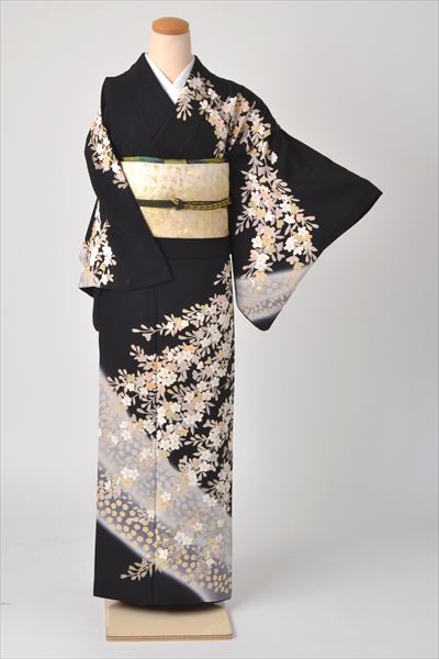 訪問着［黒地の桜模様］