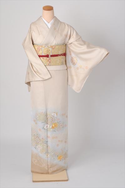 訪問着［鳥の子色地の唐花模様］