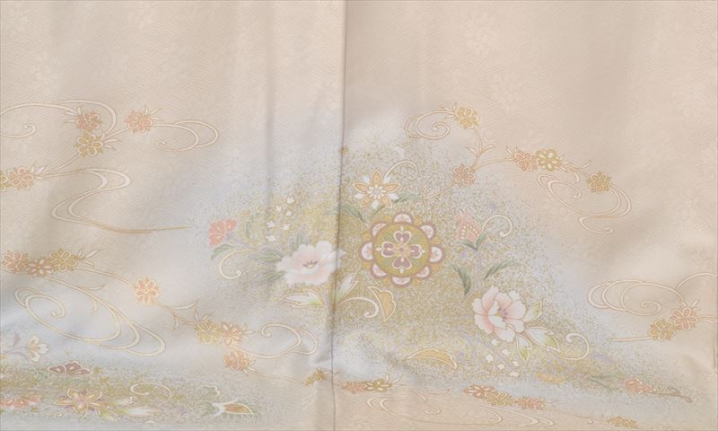 訪問着［鳥の子色地の唐花模様］