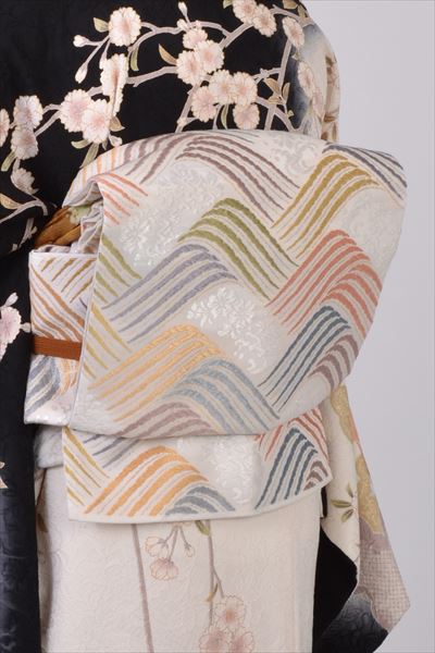 訪問着［黒地の枝垂桜模様］