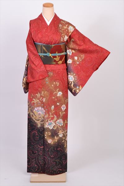 訪問着［赤地の唐花唐草模様］