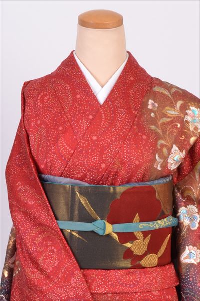 訪問着［赤地の唐花唐草模様］