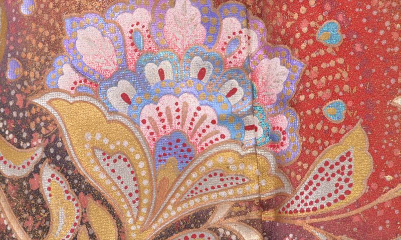 訪問着［赤地の唐花唐草模様］