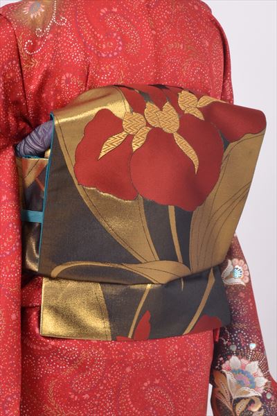 訪問着［赤地の唐花唐草模様］