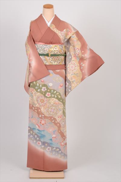 訪問着［浅緋（うすきひ）色の唐花模様］