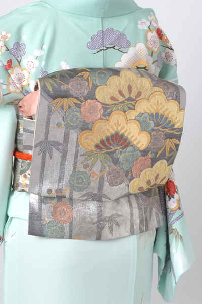 訪問着［白緑色地の松竹梅模様］