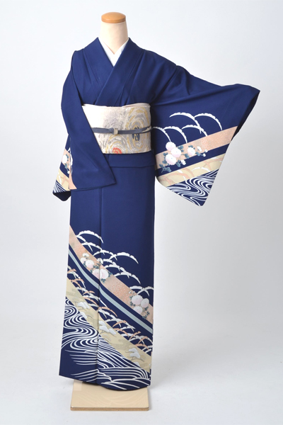 訪問着［紺地に流水と露芝模様］