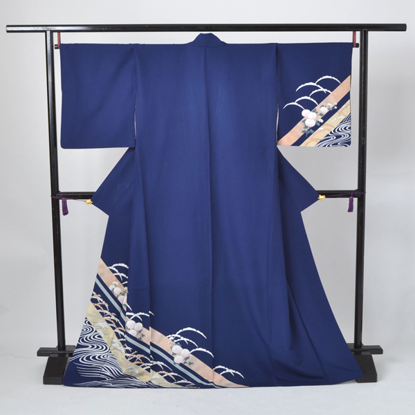 訪問着［紺地に流水と露芝模様］