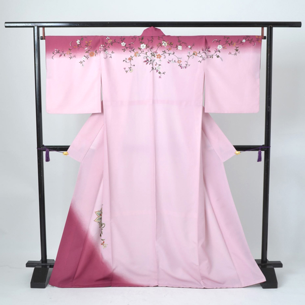 訪問着［牡丹色濃淡地に唐花唐草模様］