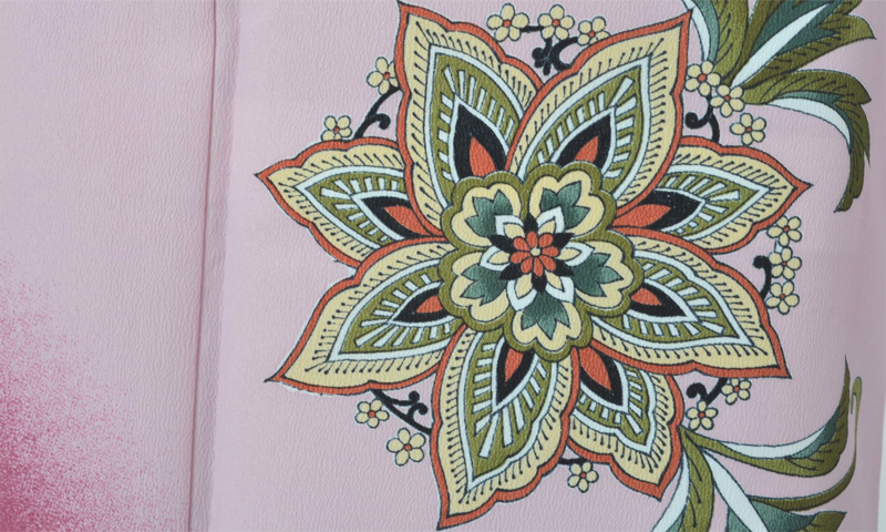 訪問着［牡丹色濃淡地に唐花唐草模様］