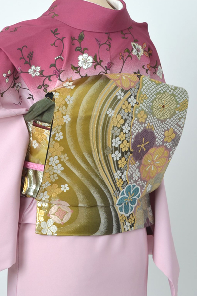 訪問着［牡丹色濃淡地に唐花唐草模様］