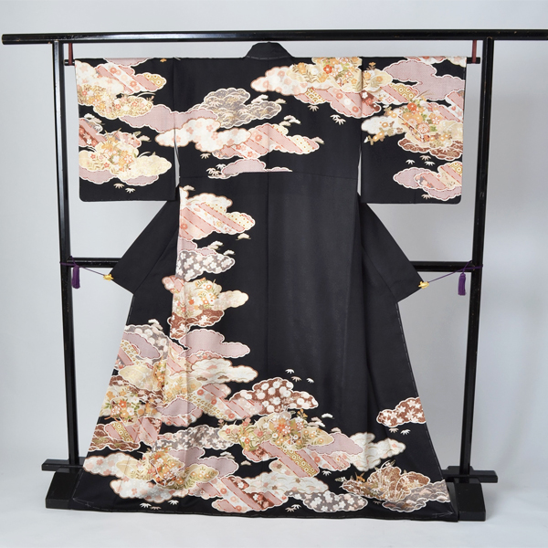 訪問着「黒地雲取り鹿の子絞り模様」