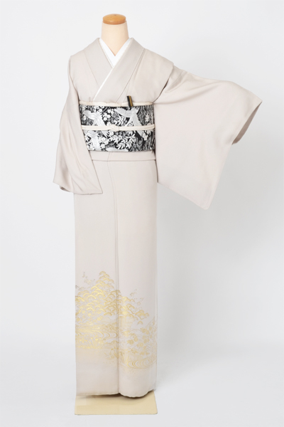 色留袖［白鼠色・松］