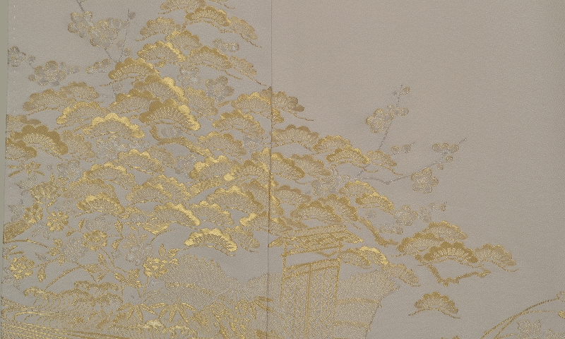 色留袖［白鼠色・松］