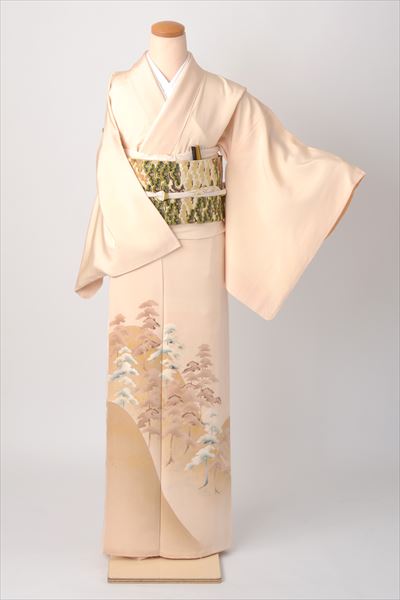 色留袖［鳥の子色の松模様］