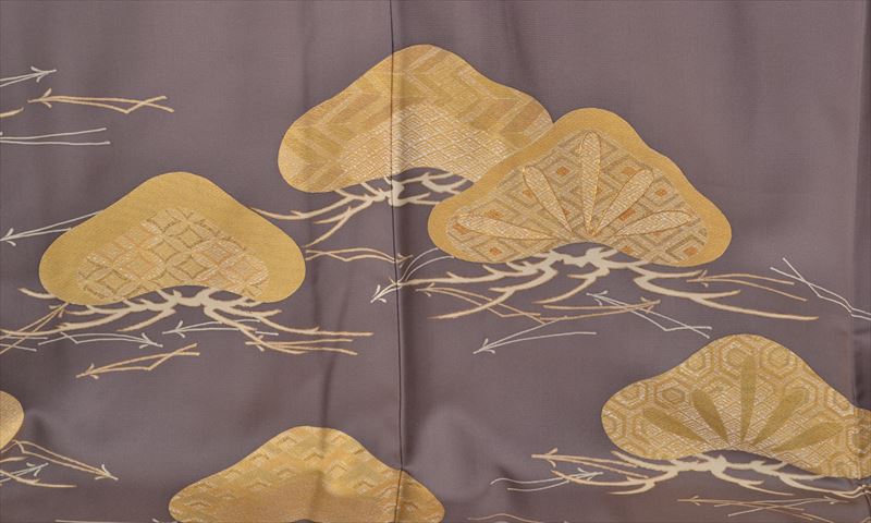 色留袖［葡萄鼠色の松模様］