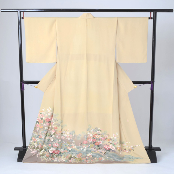 色留袖[黄蘗色地の花模様]