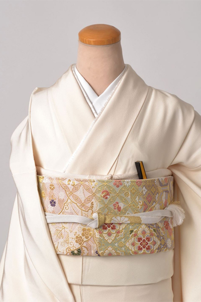 色留袖[侑征作白地寿鶴紅白梅模様]