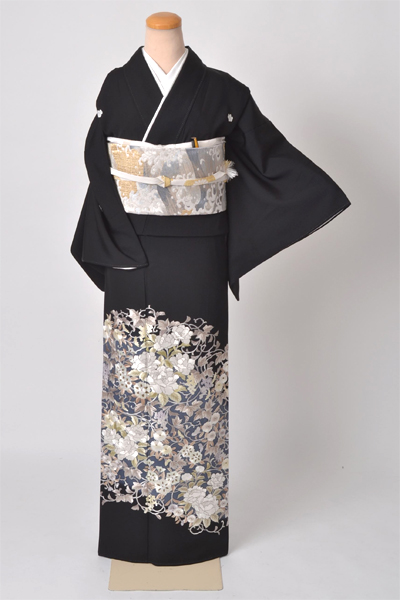 黒留袖[牡丹唐草模様]