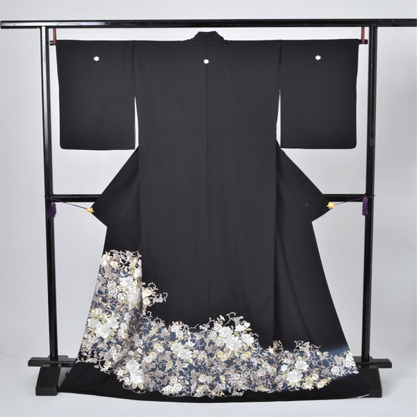 黒留袖[牡丹唐草模様]