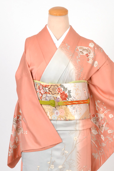 単衣訪問着［洗い朱色の絵馬模様］