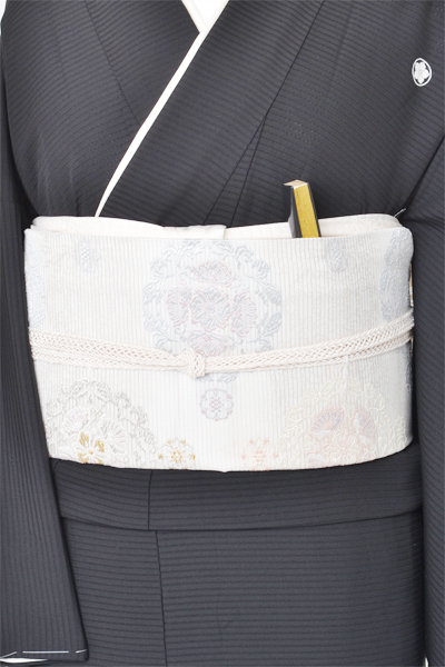 絽黒留袖[紅梅屏風画]