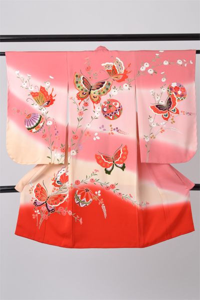 女児産着［桃色ぼかし地に蝶模様］