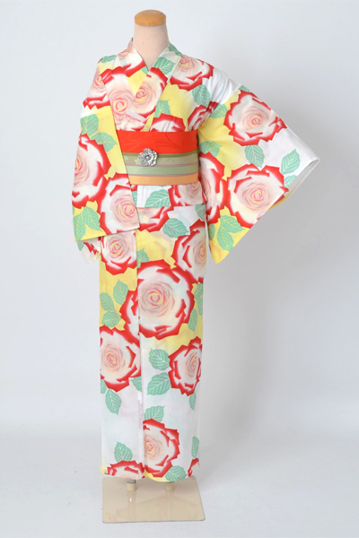 浴衣［キスミス玉城ティナ・白地にバラ模様］