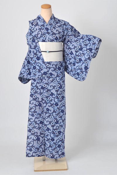 浴衣［薄縹色地の唐草模様］