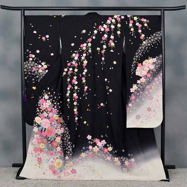 振袖［黒地に桜］