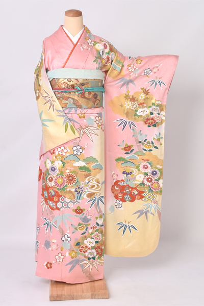 振袖［淡いピンク地の古典柄］