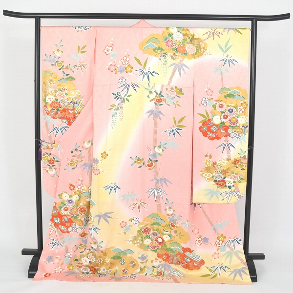 振袖［淡いピンク地の古典柄］