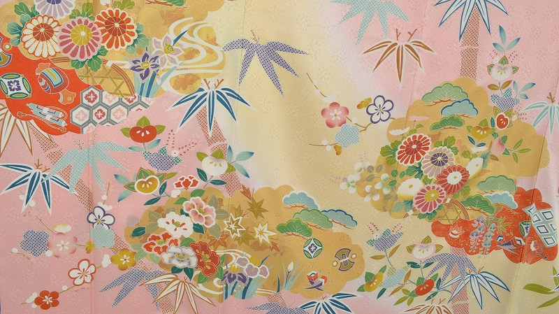 振袖［淡いピンク地の古典柄］