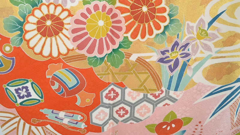 振袖［淡いピンク地の古典柄］