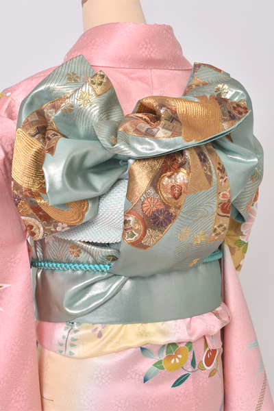 振袖［淡いピンク地の古典柄］