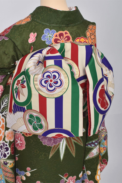 振袖【抹茶色の大胆レトロモダン調】