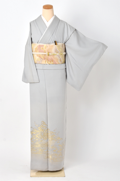 色留袖〔灰いろ地に金糸の縫い取り模様〕